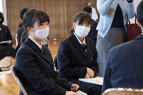 生徒からも大人からも質問しあい、交流を深めた