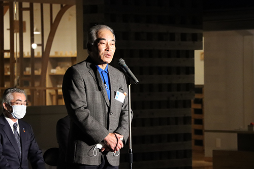 「オレンジライトアップを見てもらい、子供たちの健全な成長と幸せを願いたい」と山本幸範館長