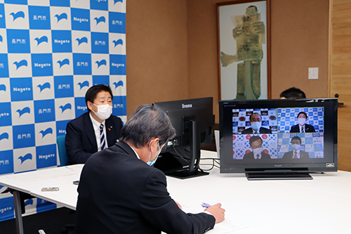 引き受け市の市長としてあいさつする江原市長