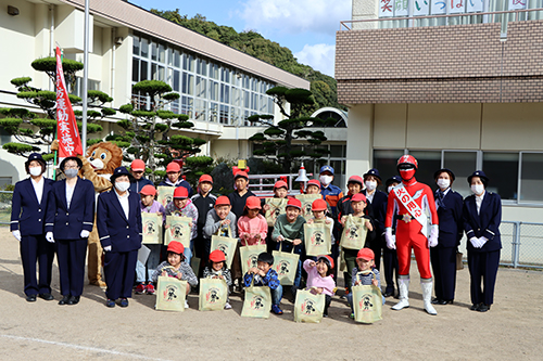 日置婦人防火クラブが防火標語入りエコバッグ200個を日置地区の小学校などに配布