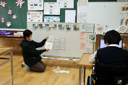 子どもたちの目線に合わせた低いホワイトボード