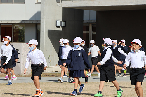 訓練放送が流れると児童・生徒は静かに移動をはじめた