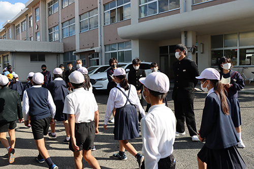 中学生が小学生と誘導し、安全に避難させる