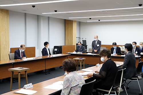 ７人の委員による活発な議論が行われた