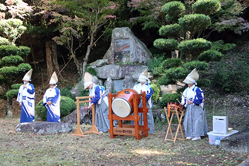 鉦や太鼓、謡の音色が境内に鳴り響いた