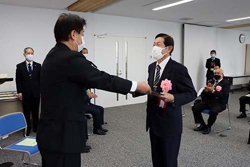 受賞者・団体に表彰状が手渡される
