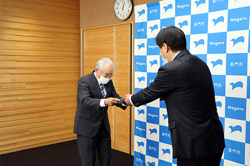 答申書を江原市長に渡す藤野会長