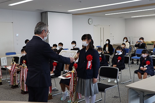 最優秀賞に選ばれた１２作品が表彰されました