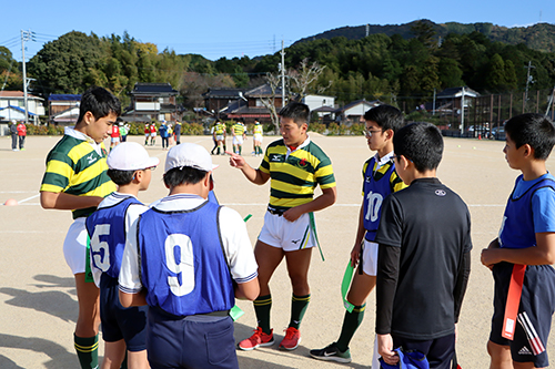 練習の合間にはチームで、課題が何かを話し合い、次の練習に活かす