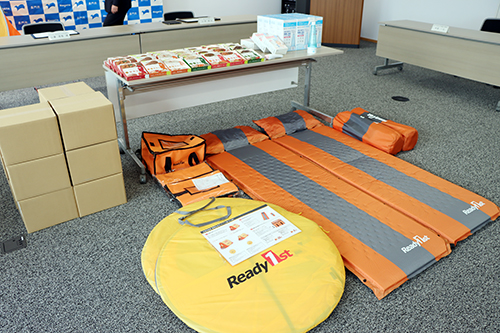 災害対策用避難生活セット（２人前）３０セットなどが寄贈された