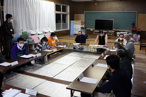 地区の代表者がそれぞれの立場から意見や質問を行った