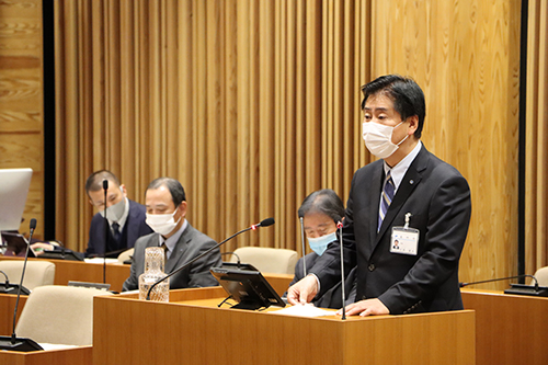 議案の概要を説明する江原市長