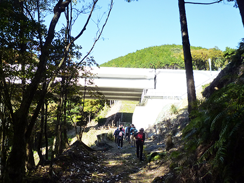 長門俵山道路の下を旧街道がはしる