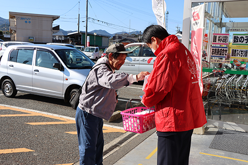 買い物に訪れた方からのご協力により寄付が集まり、その一部は地域福祉に還元される