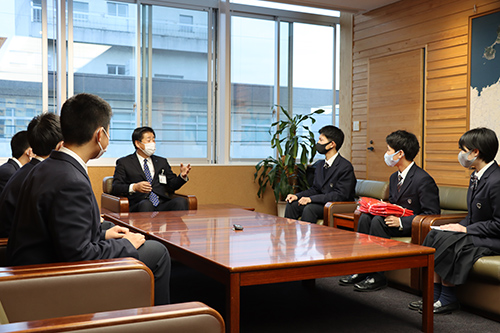 江原市長と全国大会に向けた意気込みや練習の様子などを語り合う
