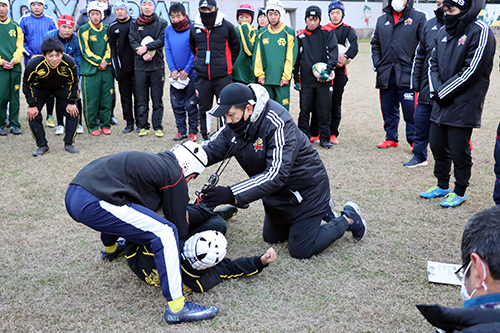 タックルで倒れた選手への近づき方やボールの奪い方などを指導