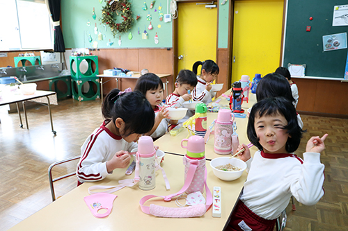 ながとりめんを食べてみんな笑顔
