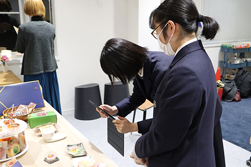 スマートフォン・タブレット・カメラを活用して参加者はそれぞれ撮影を行っていく
