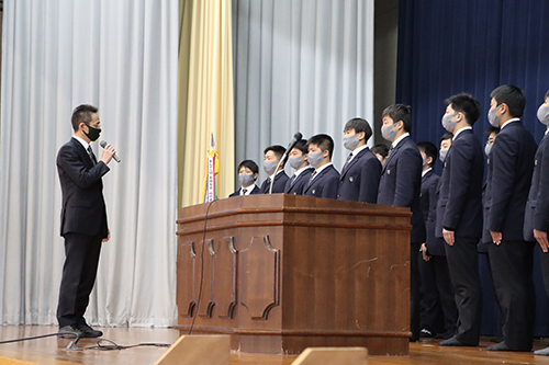 原田校長から激励の言葉が贈られる