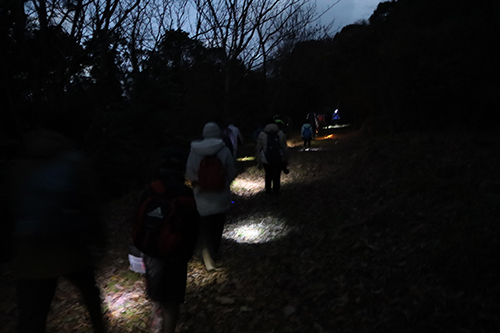 満月の月明かりと懐中電灯が足元を照らす