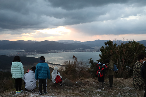 雲が空全体を覆い、雪もちらちら降るあいにくの天気となった