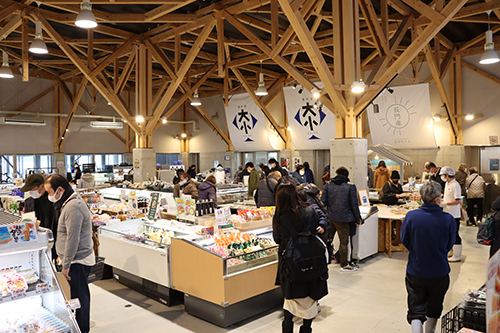 朝から多くの来場者で賑わう道の駅センザキッチン