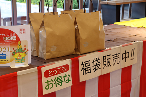 地元産品がたっぷり詰まった福袋は好評につき販売開始1時間ほどで売り切れた