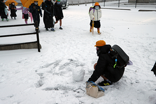 さっそく雪だるまを作り始める子どもたち