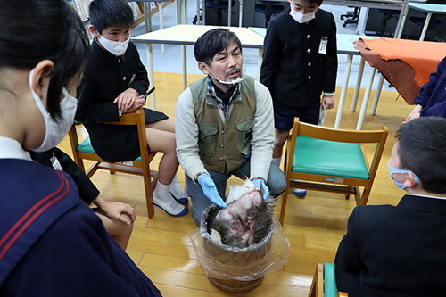 生の鹿皮を持参して説明するハンターの中野博文さん