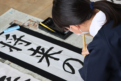 浅田小学校で行われた書初め大会