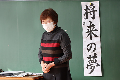 講師の長尾さんは１１年間浅田小学校で指導を続けられています