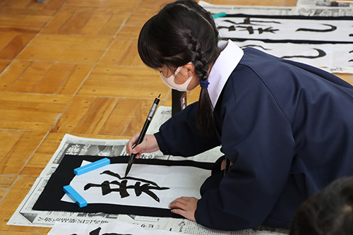５年生の書初めのテーマは「新しい風」