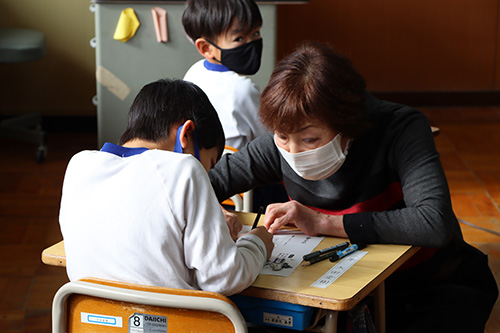 ２年生は硬筆での書初めにチャレンジ。書き方を教わります。