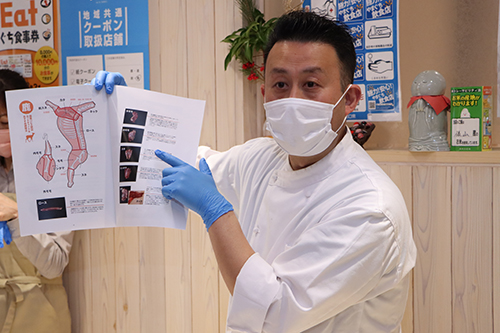 講師の藤木シェフ。料理人や関係者らに鹿肉の下処理から調理方法まで、実演をしながら研修を行った。