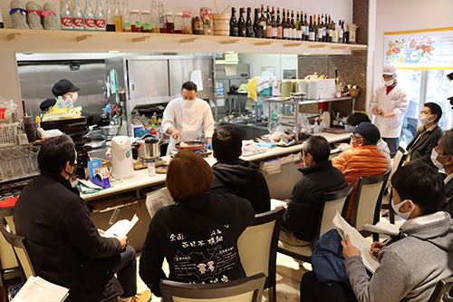 鹿肉が硬くならず、殺菌もできる温度で焼き上げる方法などの説明があった。