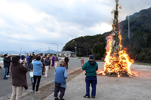 力強い音を立て、激しく燃えていくどんど焼き