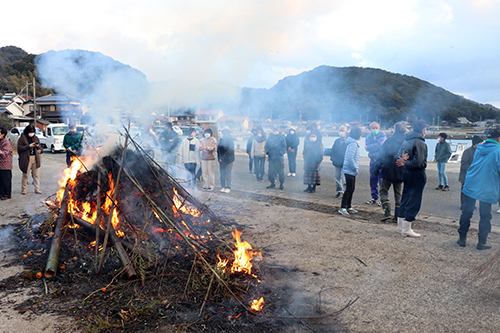 大日比地区住民とその縁故者の約80人が参加した