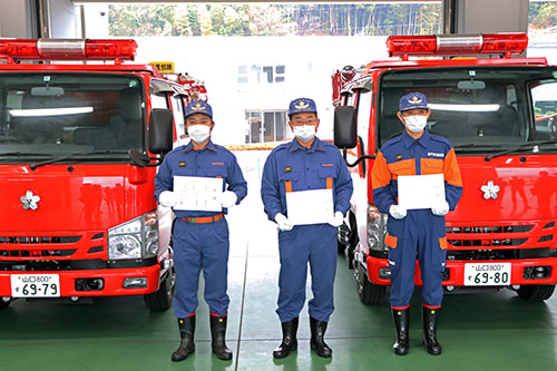 目録を手にする３部隊の部隊長