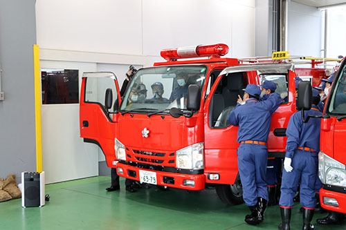 車両の機能や使い方を学ぶ消防団員