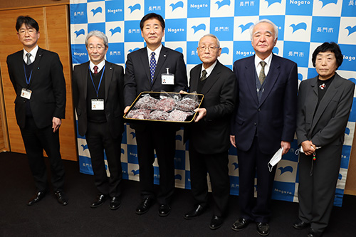 贈呈式には長門大津くじら食文化を継承する会の上田俊成会長らが出席