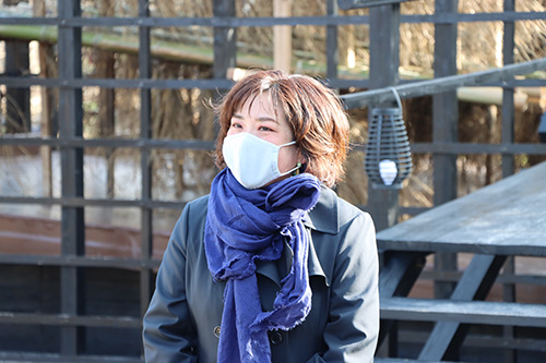 百姓庵で井上かみさんの案内のもと塩工場を見学