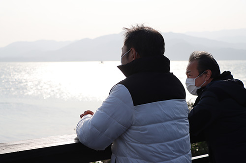 海のみえるテラスで意見を交換した