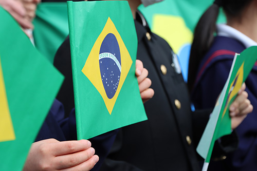 ブラジルのことばは何でしょう？と尋ねると、正解の「ポルトガル語」に一番多く手があがった