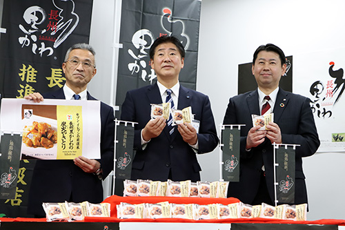 左は深川養鶏農業協同組合の末永組合長、右が花山ゾーンマネージャー