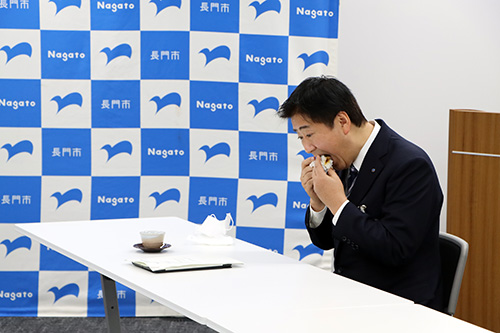 おにぎりを味わう江原市長