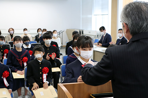 松浦教育長から表彰状の授与