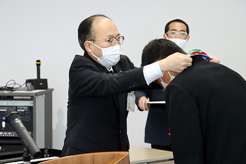 表彰状といっしょにメダルも贈られた
