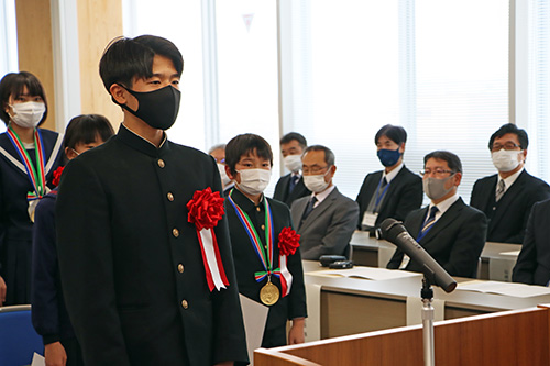 お礼のことばを述べる鴨川さん