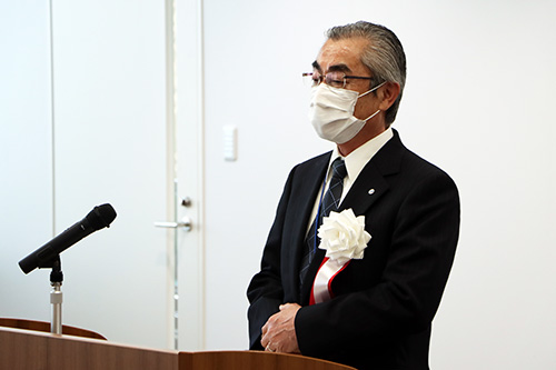 お祝いのことばを述べる松浦教育長