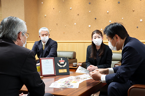 公民館報づくりの思いを話す中原館長と増野さん